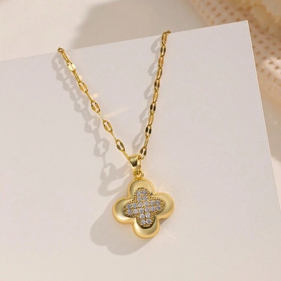 GOLD CLOVER PENDANT NECKLACE - Picture 3 of 3